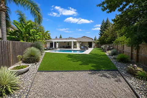 Exterior - 2826 Robinwood Ave, Clovis, CA 93611 photo 7 of 10