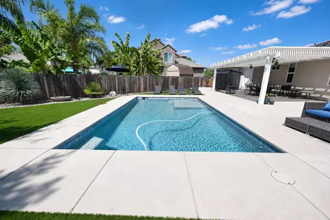 Exterior - 2826 Robinwood Ave, Clovis, CA 93611 photo 8 of 10