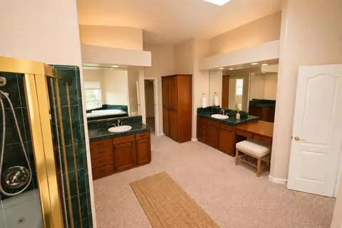 Bath - 1650 Emerald Ave, Fresno, CA 93720 photo 2 of 5