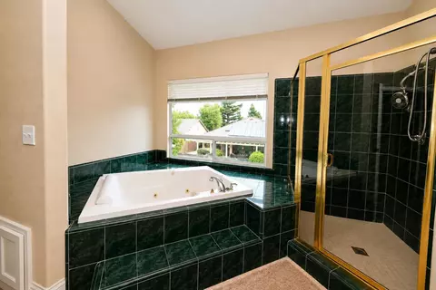 Bath - 1650 Emerald Ave, Fresno, CA 93720 photo 4 of 5