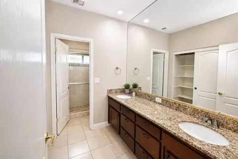 Bath - 1650 Emerald Ave, Fresno, CA 93720 photo 5 of 5