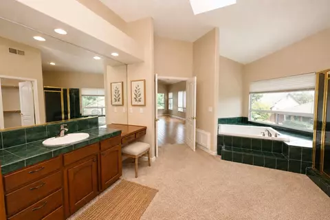 Bath - 1650 Emerald Ave, Fresno, CA 93720 photo 3 of 5