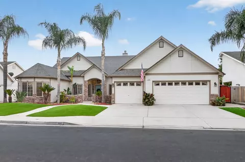 Exterior - 220 W Serena Ave, Clovis, CA 93619 photo 2 of 12