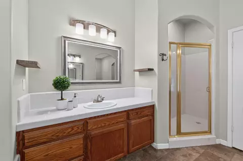 Bath - 220 W Serena Ave, Clovis, CA 93619 photo 5 of 5