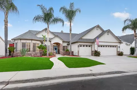 Exterior - 220 W Serena Ave, Clovis, CA 93619 photo 3 of 12