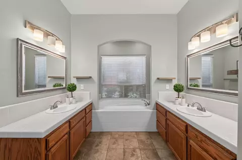 Bath - 220 W Serena Ave, Clovis, CA 93619 photo 4 of 5