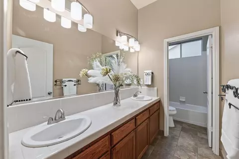 Bath - 220 W Serena Ave, Clovis, CA 93619 photo 2 of 5