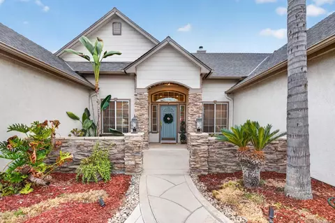 Exterior - 220 W Serena Ave, Clovis, CA 93619 photo 4 of 12