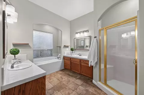 Bath - 220 W Serena Ave, Clovis, CA 93619 photo 3 of 5