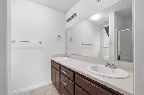Bath - 1781 Diamond Ave, Sanger, CA 93657 photo 4 of 5
