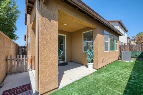 Exterior - 6037 E Brick Dr, Fresno, CA 93727 photo 3 of 4