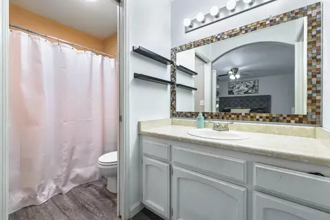 Bath - 3410 Winter Way, Madera, CA 93637 photo 2 of 2