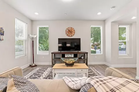Living - 1681 Heirloom St, Davis, CA 95616 photo 4 of 5