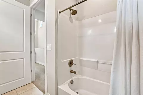 Bath - 1681 Heirloom St, Davis, CA 95616 photo 6 of 6