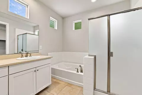 Bath - 1681 Heirloom St, Davis, CA 95616 photo 4 of 6