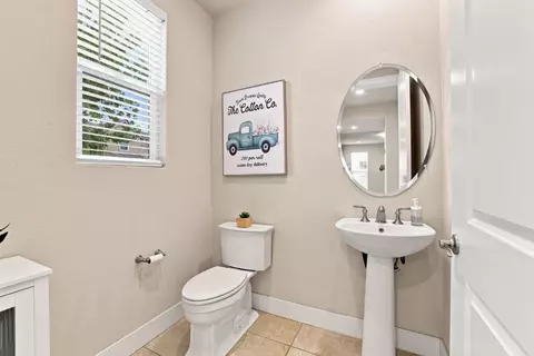 Bath - 1681 Heirloom St, Davis, CA 95616 photo 1 of 6