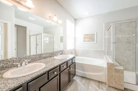 Bath - 3830 Saginaw Ave, Clovis, CA 93619 photo 2 of 3