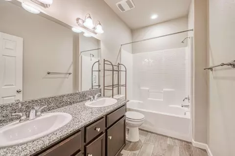 Bath - 3830 Saginaw Ave, Clovis, CA 93619 photo 1 of 3