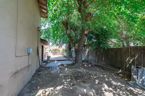 Exterior - 619 Foster Ave, Madera, CA 93637 photo 5 of 12