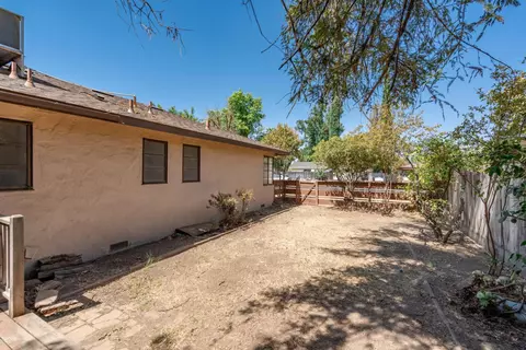 Exterior - 619 Foster Ave, Madera, CA 93637 photo 8 of 12