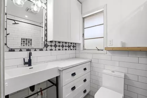 Bath - 619 Foster Ave, Madera, CA 93637 photo 1 of 6