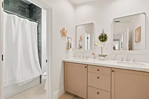 Bath - 1050 Treasure Hills Dr, Madera, CA 93636 photo 4 of 5