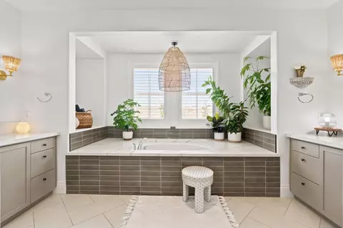 Bath - 1050 Treasure Hills Dr, Madera, CA 93636 photo 2 of 5