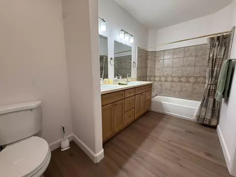 Bath - 143 W W Loop, Madera, CA 93637 photo 1 of 5