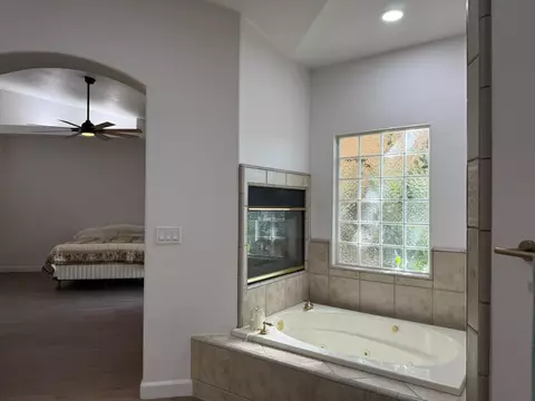 Bath - 143 W W Loop, Madera, CA 93637 photo 3 of 5