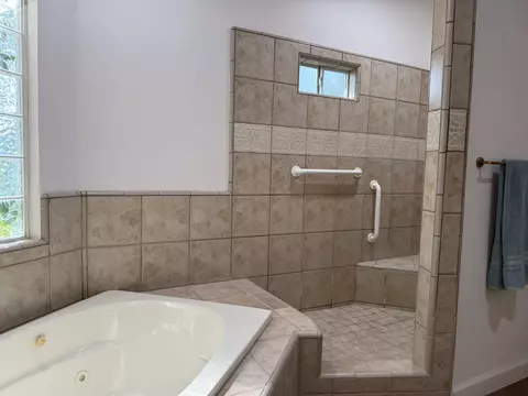 Bath - 143 W W Loop, Madera, CA 93637 photo 4 of 5