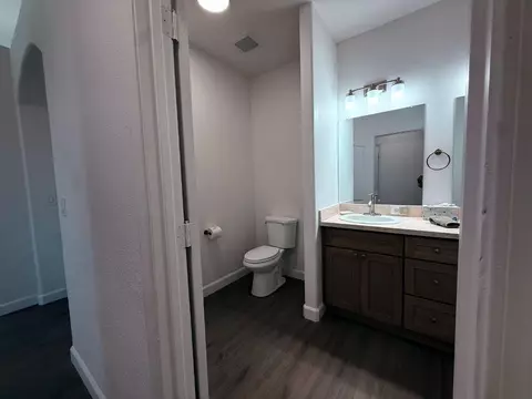 Bath - 143 W W Loop, Madera, CA 93637 photo 2 of 5