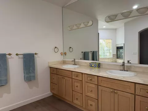 Bath - 143 W W Loop, Madera, CA 93637 photo 5 of 5