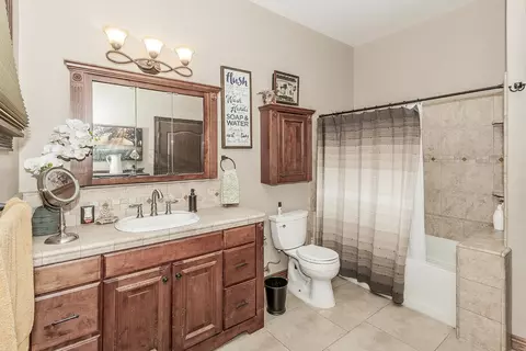 Bath - 7197 Perlman Dr, Sanger, CA 93657 photo 2 of 5