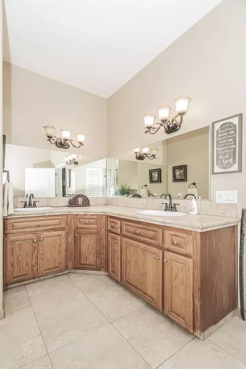 Bath - 7197 Perlman Dr, Sanger, CA 93657 photo 3 of 5