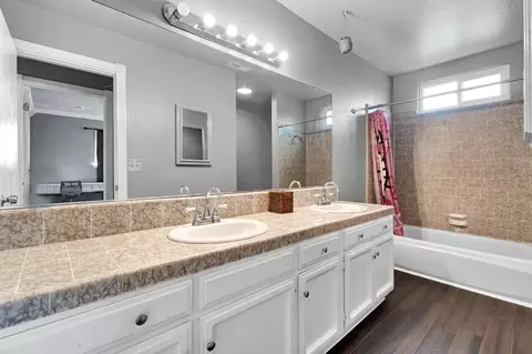 Bath - 857 Los Altos Ave, Clovis, CA 93612 photo 3 of 5