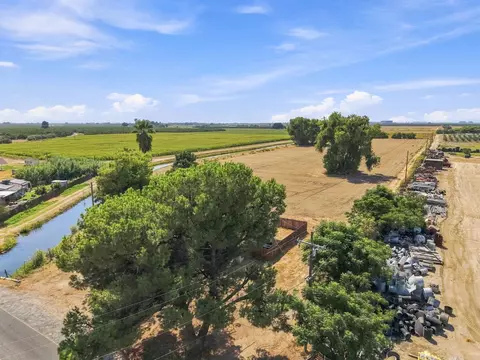 View/Area - 17481 Idaho Ave, Lemoore, CA 93245 photo 8 of 11
