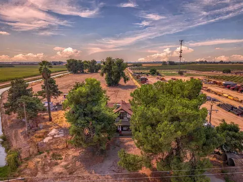 View/Area - 17481 Idaho Ave, Lemoore, CA 93245 photo 7 of 11