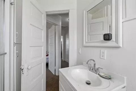 Bath - 17481 Idaho Ave, Lemoore, CA 93245 photo 3 of 3