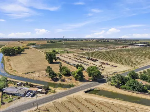 View/Area - 17481 Idaho Ave, Lemoore, CA 93245 photo 9 of 11