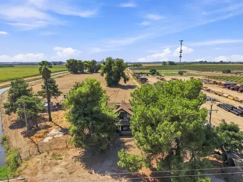 View/Area - 17481 Idaho Ave, Lemoore, CA 93245 photo 6 of 11