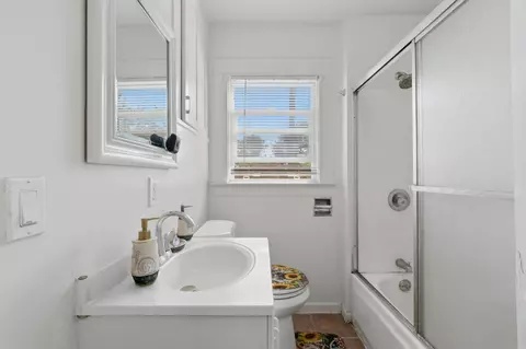 Bath - 17481 Idaho Ave, Lemoore, CA 93245 photo 2 of 3