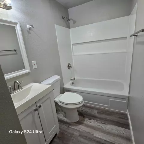 Bath - 27148 Stanford Ave, Madera, CA 93637 photo 1 of 2