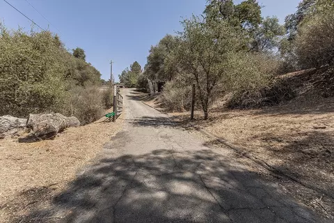Exterior - 40237 Alerna Way, Oakhurst, CA 93644 photo 4 of 5