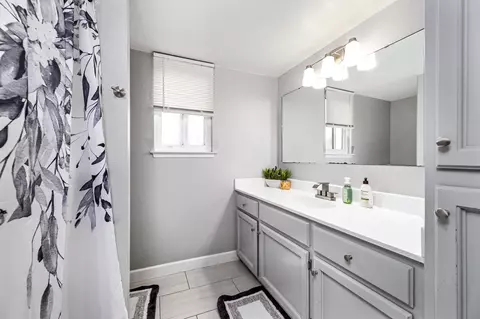 Bath - 1248 Ashland Dr, Lemoore, CA 93245 photo 1 of 3