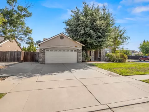 Exterior - 2185 Oak Ave, Sanger, CA 93657 photo 2 of 10