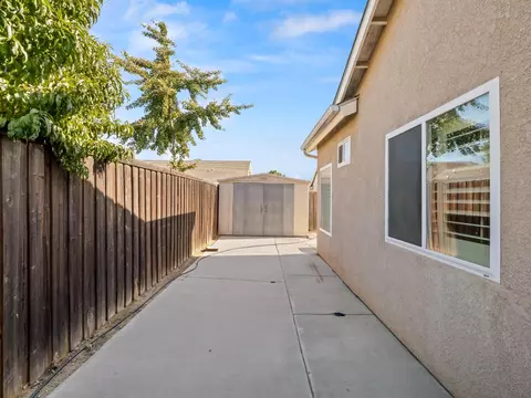 Exterior - 2185 Oak Ave, Sanger, CA 93657 photo 10 of 10