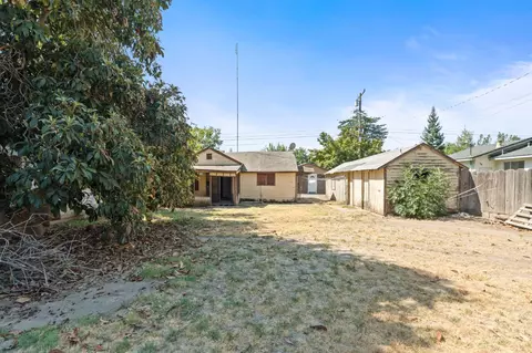 Exterior - 242 W 28th St, Merced, CA 95340 photo 7 of 9