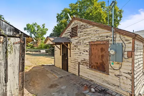 Exterior - 242 W 28th St, Merced, CA 95340 photo 3 of 9