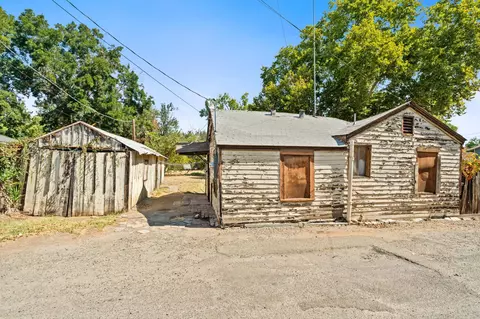 Exterior - 242 W 28th St, Merced, CA 95340 photo 2 of 9