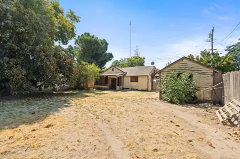Exterior - 242 W 28th St, Merced, CA 95340 photo 5 of 9